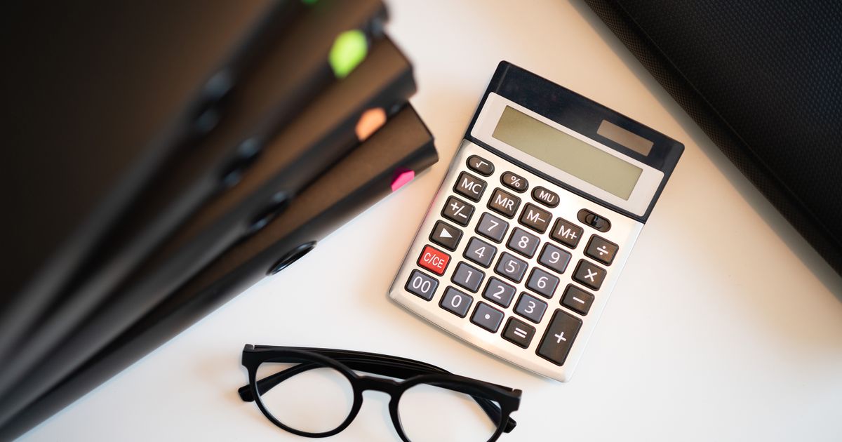 Mesa de trabajo con portátil y calculadora