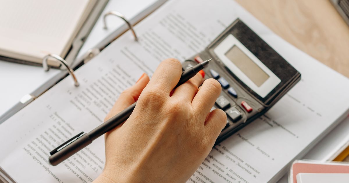 Revisando las cuentas y la nómina del mes