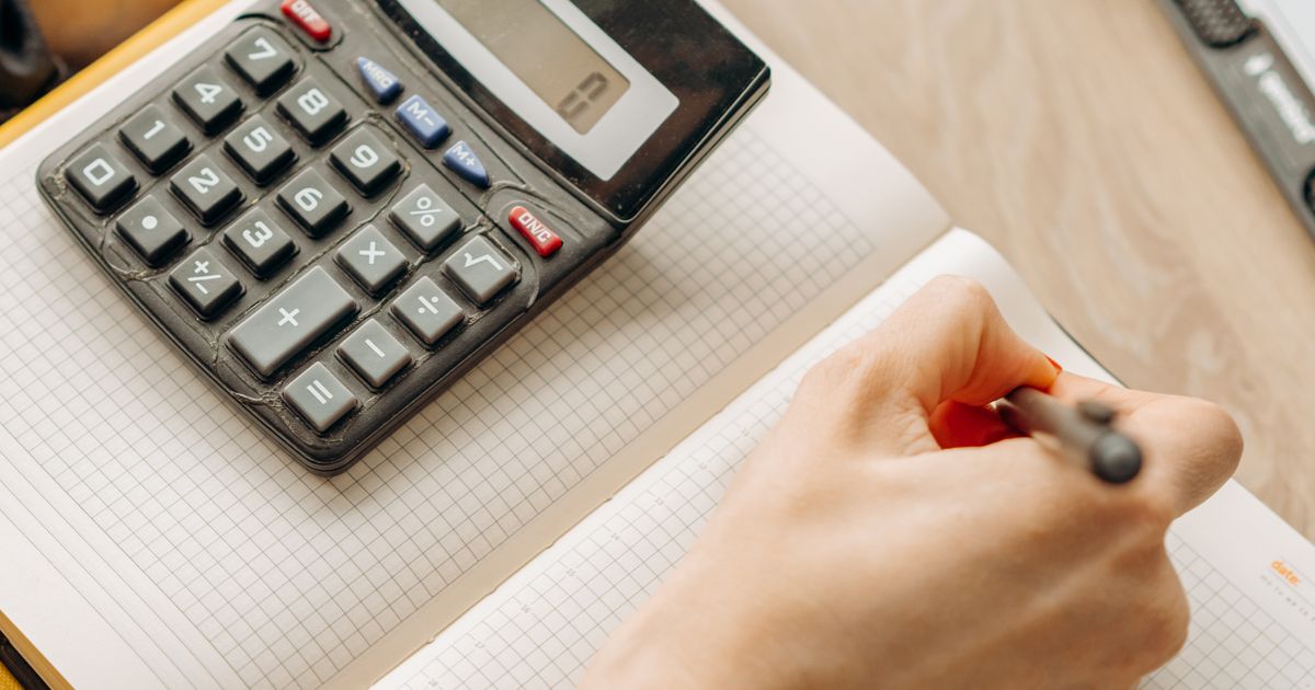 Calculadora y monedas para calcular la cuota