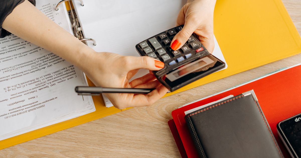 Asesoría fiscal con calculadora y documentos