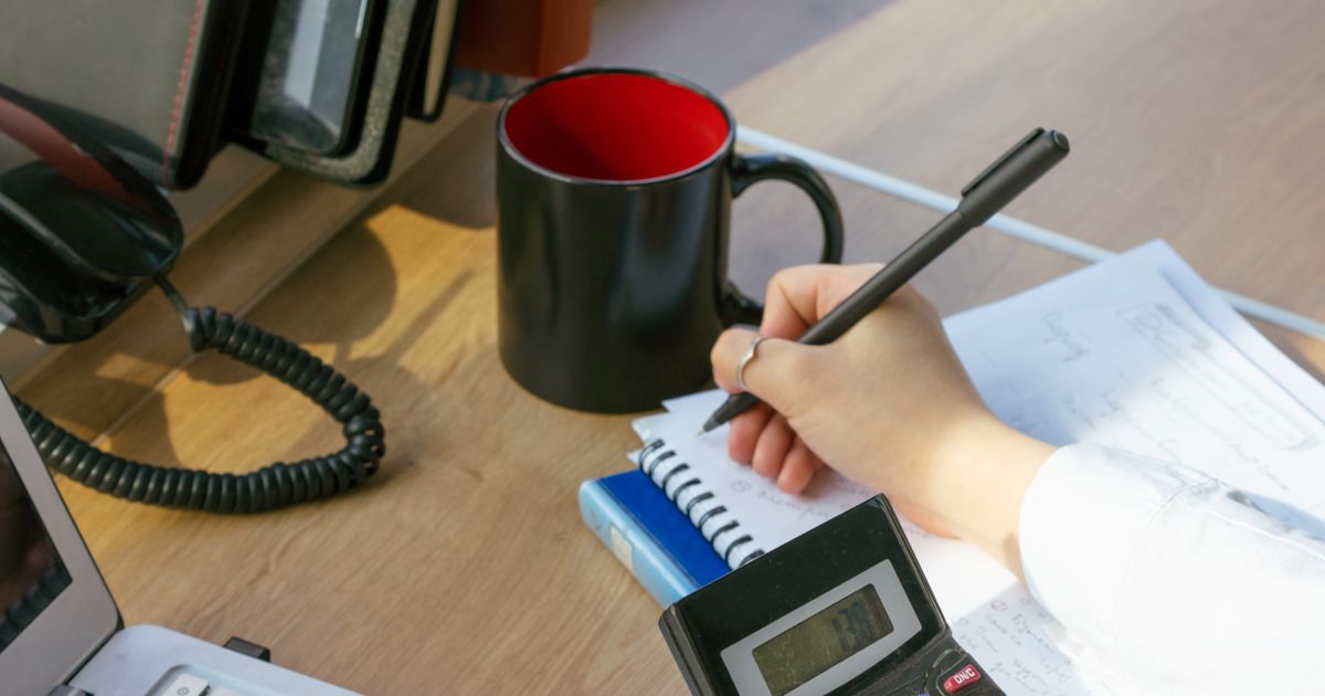 Documentación laboral sobre la mesa de trabajo