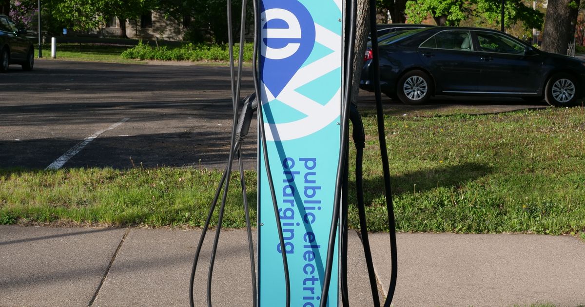 Coche eléctrico cargando en un punto de recarga