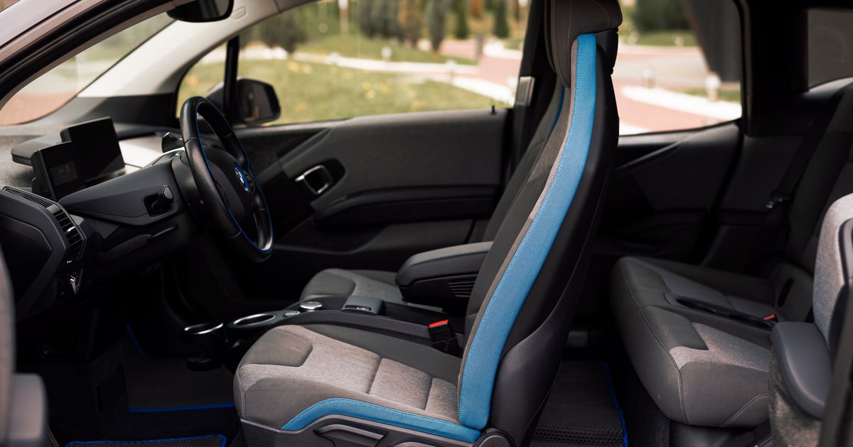 Interior y volante de un coche eléctrico