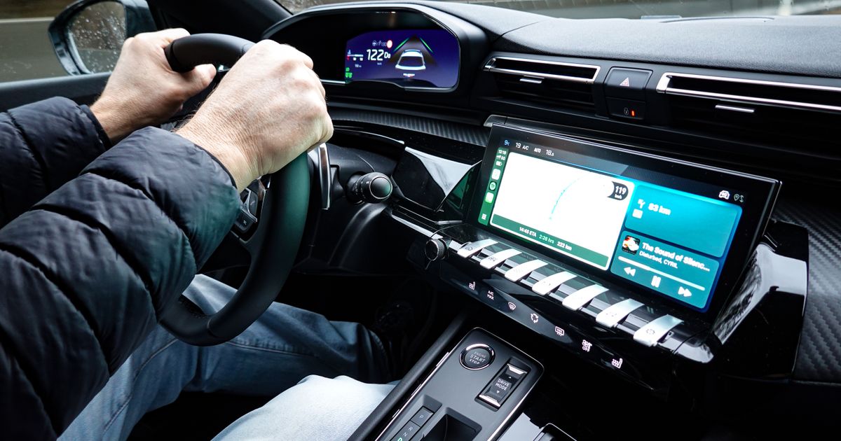 Consola central de un coche eléctrico