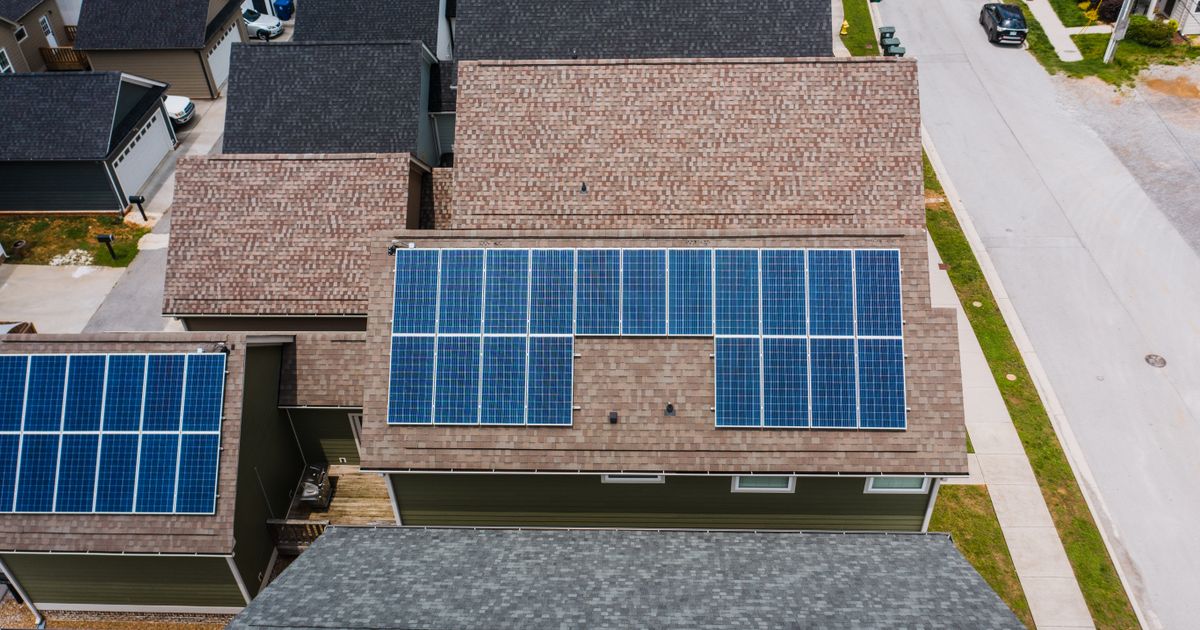 Casa con placas solares en el tejado