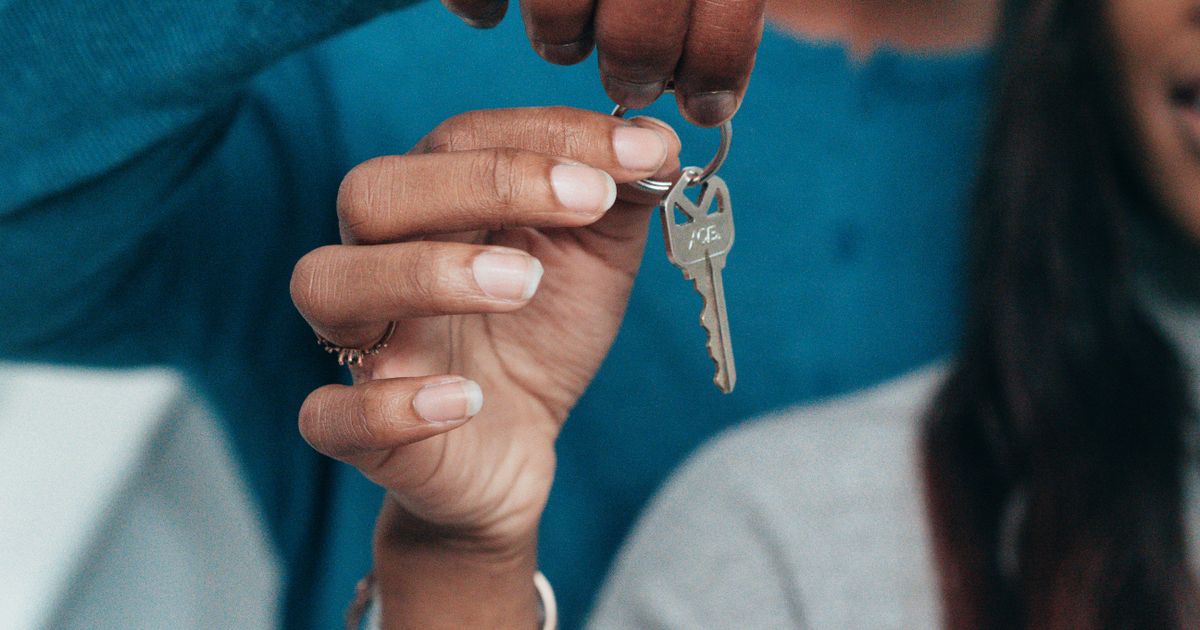 Llaves de la vivienda en la mano